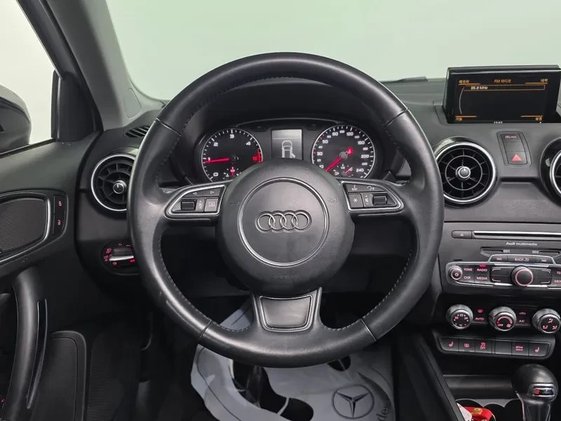 Audi A1 1.6 TDI, снимка 13 - Автомобили и джипове - 54125134