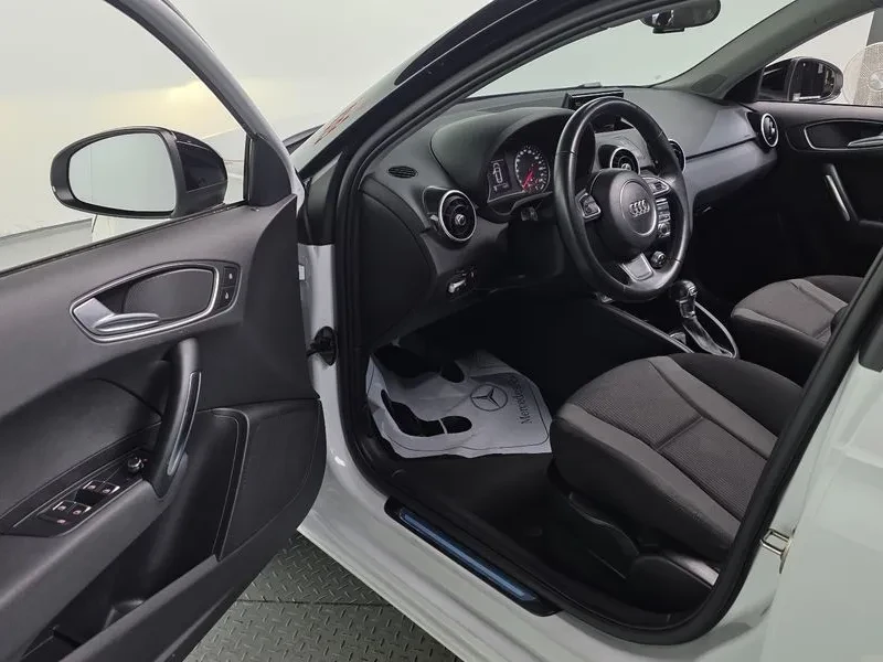 Audi A1 1.6 TDI, снимка 11 - Автомобили и джипове - 54125134