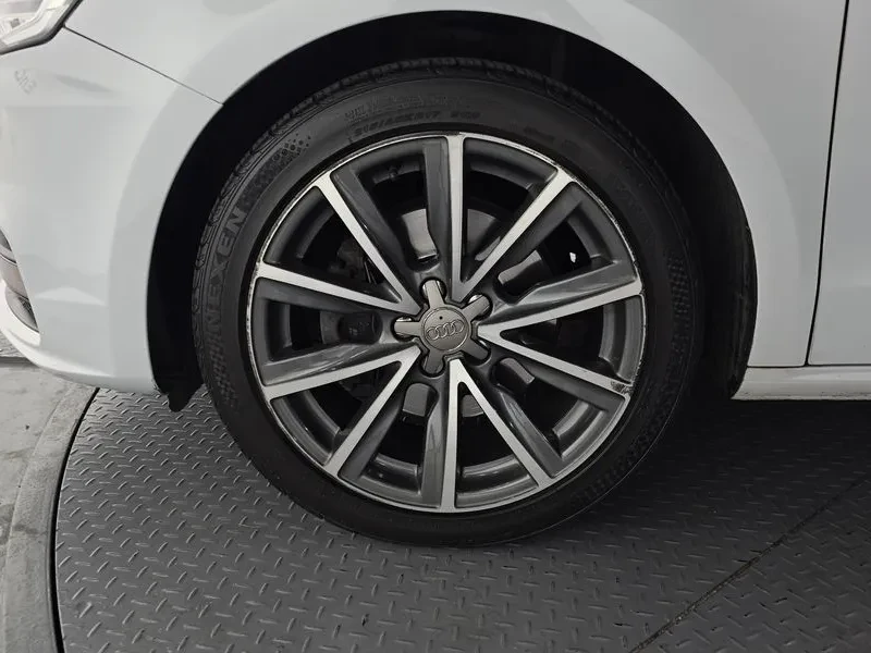 Audi A1 1.6 TDI, снимка 5 - Автомобили и джипове - 54125134