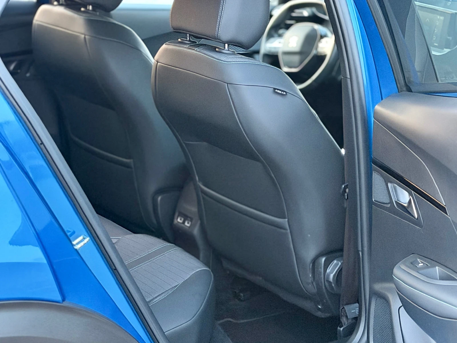 Peugeot 2008 1.2 i  * Автоматик* * Carplay* * LED* , снимка 12 - Автомобили и джипове - 53851995