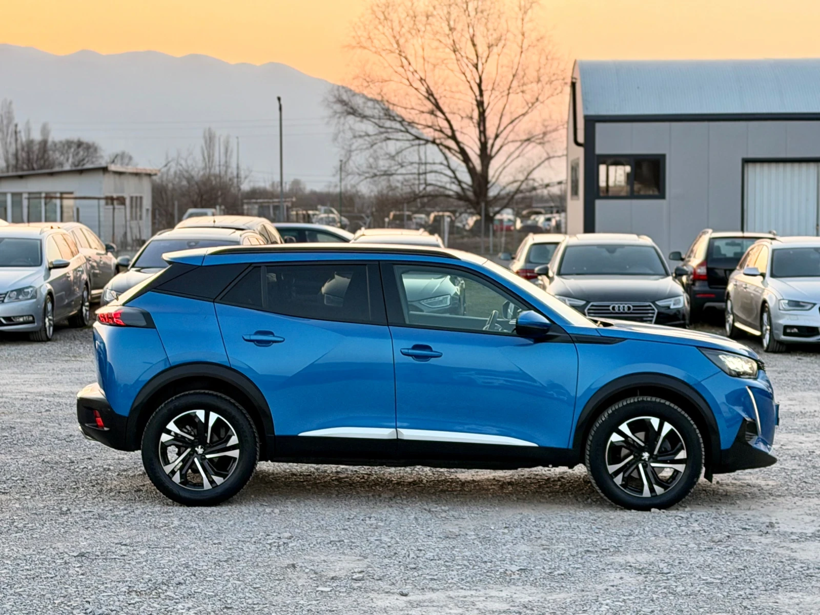 Peugeot 2008 1.2 i  * Автоматик* * Carplay* * LED* , снимка 5 - Автомобили и джипове - 53851995