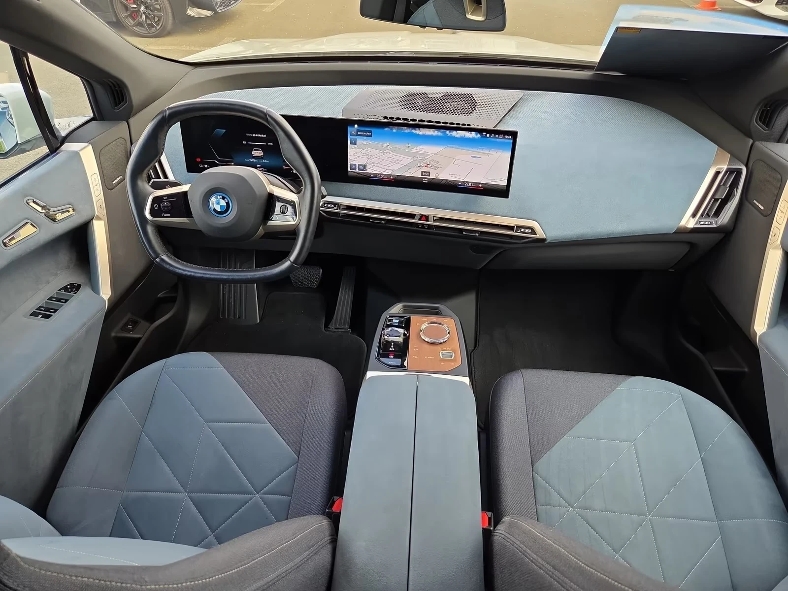 BMW iX 40 xDrive M Sport  Laser H/K HUD Soft  Keyless W/P, снимка 12 - Автомобили и джипове - 55387246