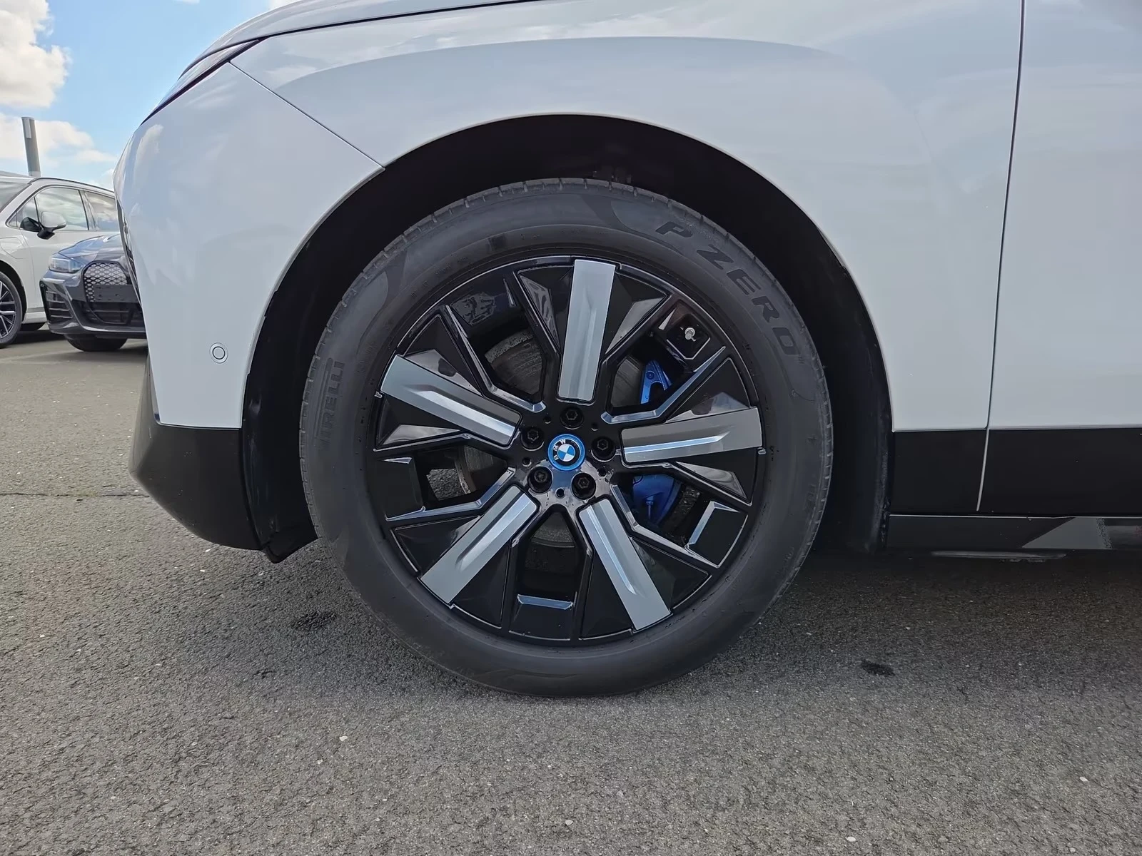 BMW iX 40 xDrive M Sport  Laser H/K HUD Soft  Keyless W/P, снимка 6 - Автомобили и джипове - 55387246