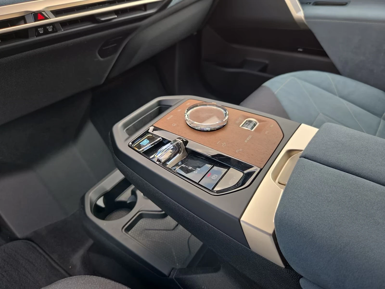 BMW iX 40 xDrive M Sport  Laser H/K HUD Soft  Keyless W/P, снимка 13 - Автомобили и джипове - 55387246