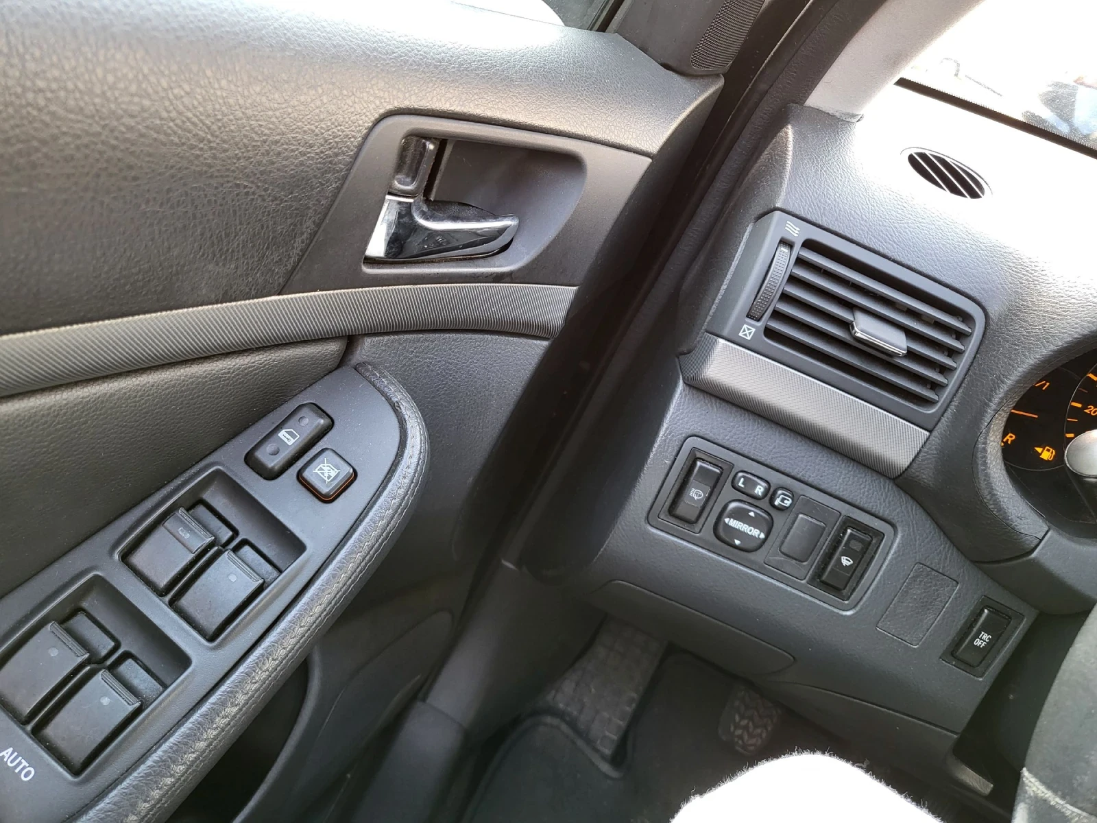 Toyota Avensis Универсал , снимка 12 - Автомобили и джипове - 54148920