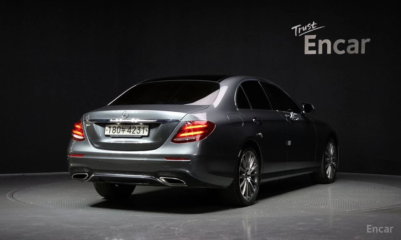 Mercedes-Benz E 350 4MATIC* AMG* LINE* BURMESTER* ХЕДЪП* ДИГИТАЛНО* ТА, снимка 2 - Автомобили и джипове - 54508926