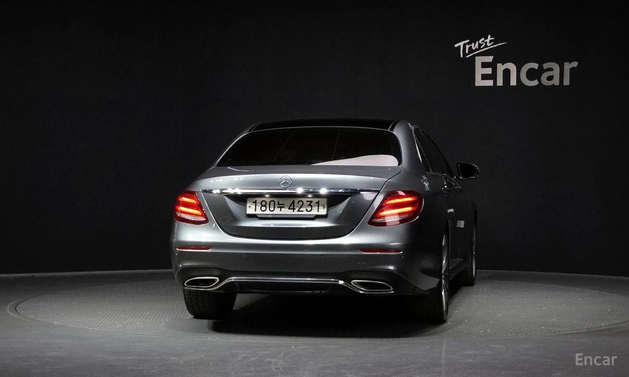Mercedes-Benz E 350 4MATIC* AMG* LINE* BURMESTER* ХЕДЪП* ДИГИТАЛНО* ТА, снимка 4 - Автомобили и джипове - 54508926