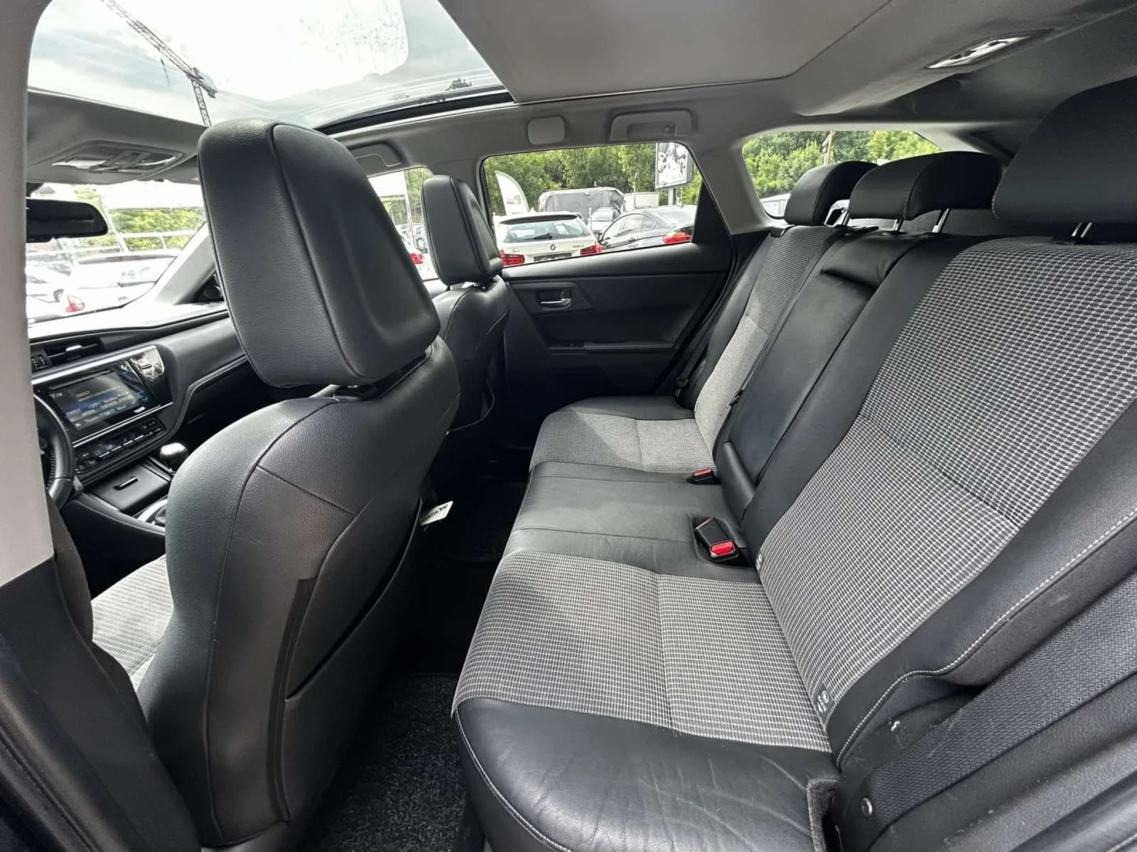 Toyota Auris 1.6 D4D, снимка 14 - Автомобили и джипове - 55313756
