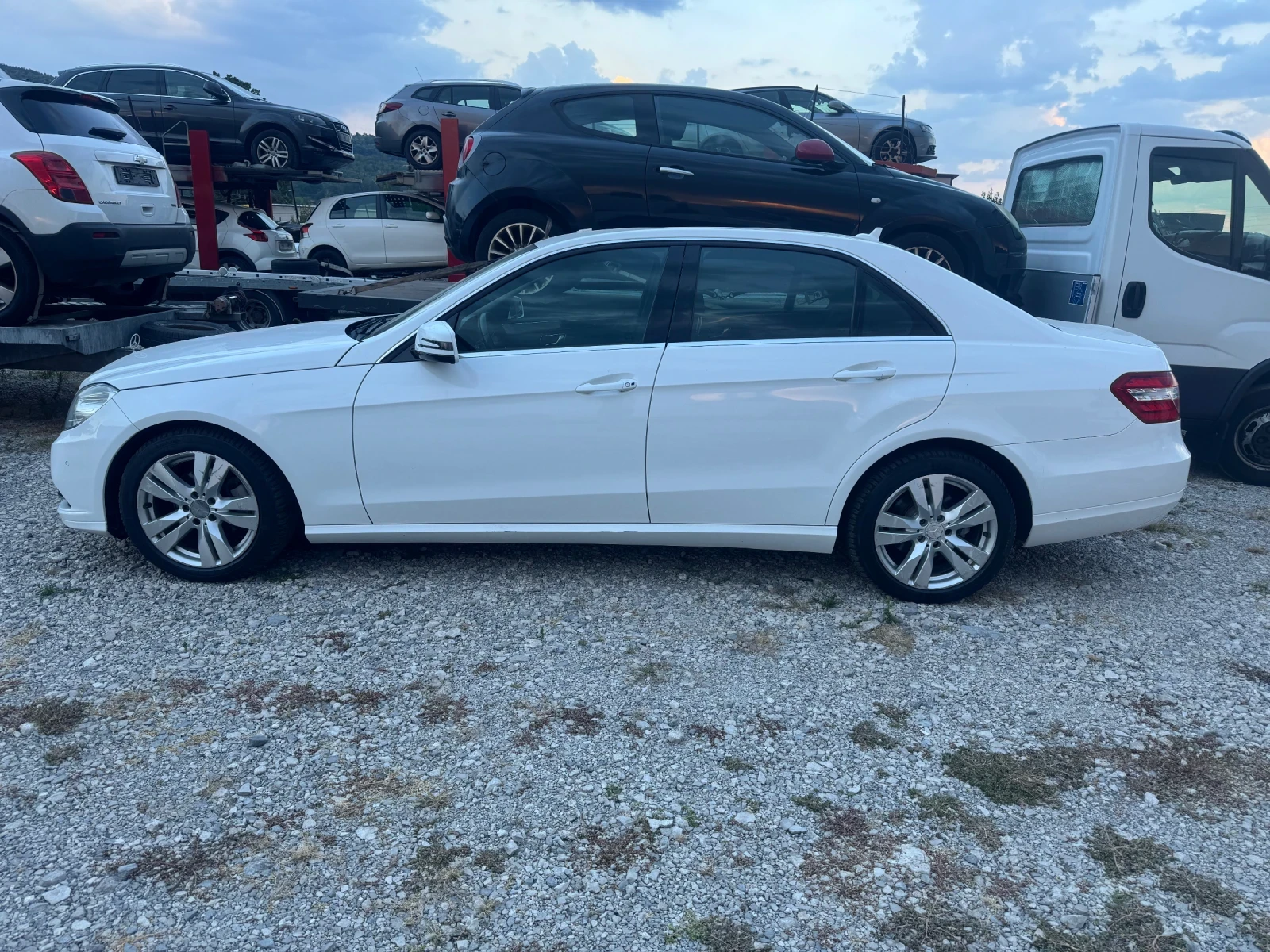 Mercedes-Benz E 200 Скъсана верига, снимка 2 - Автомобили и джипове - 55544186