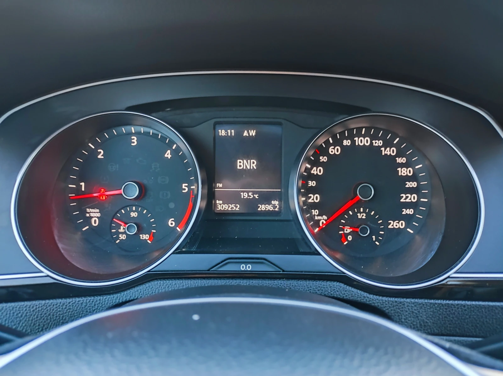 VW Passat 8 2.0TDi 150кс euro6, снимка 13 - Автомобили и джипове - 56469680