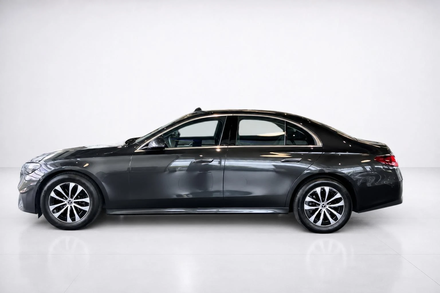 Mercedes-Benz E 220 d, снимка 4 - Автомобили и джипове - 56551133