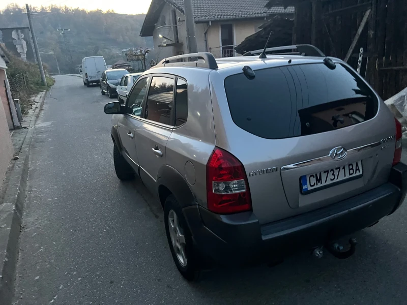 Hyundai Tucson 2.0 4x4 автомат, снимка 4 - Автомобили и джипове - 47828629