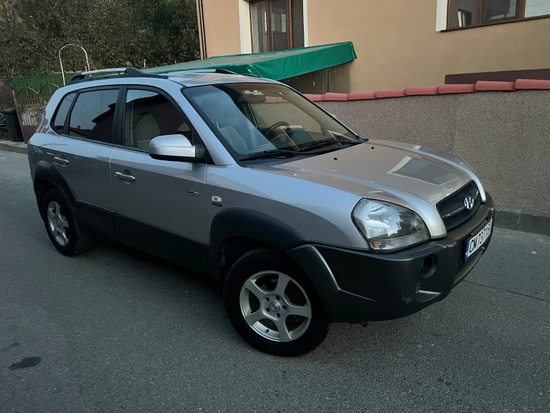 Hyundai Tucson 2.0 4x4 автомат, снимка 1 - Автомобили и джипове - 47828629