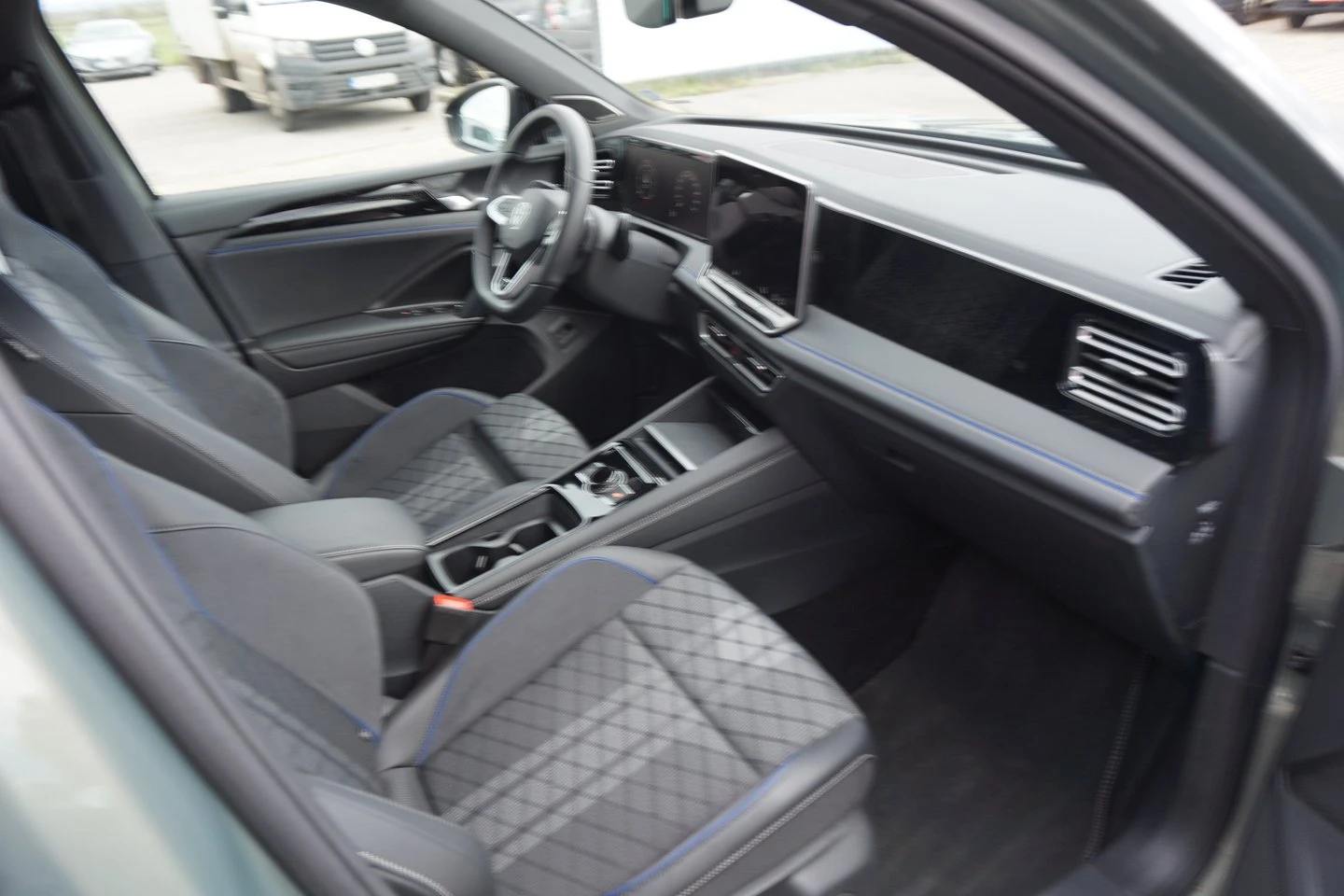 VW Tiguan R-Line 2.0 TDI SCR 4MOTION DSG - изображение 6