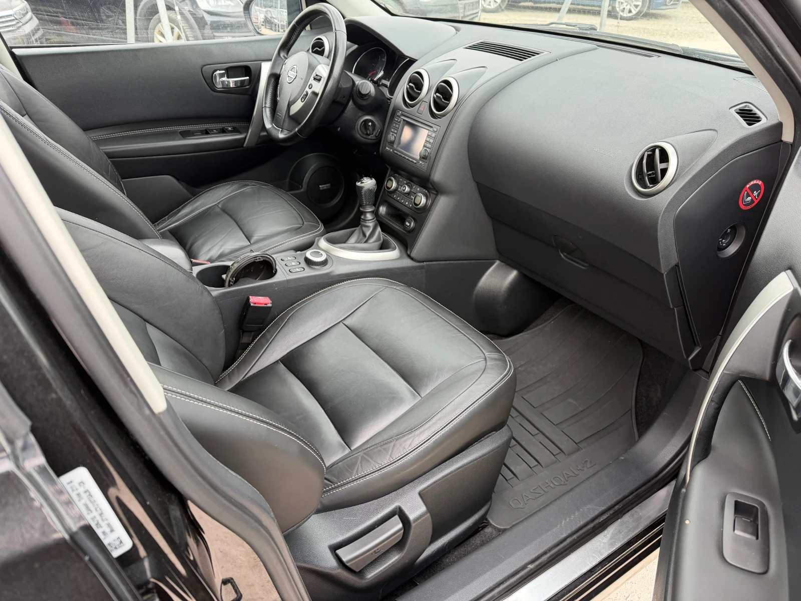 Nissan Qashqai 2.0/150кс 7места Панорама Кожа Нави Ксенон, снимка 14 - Автомобили и джипове - 55302678