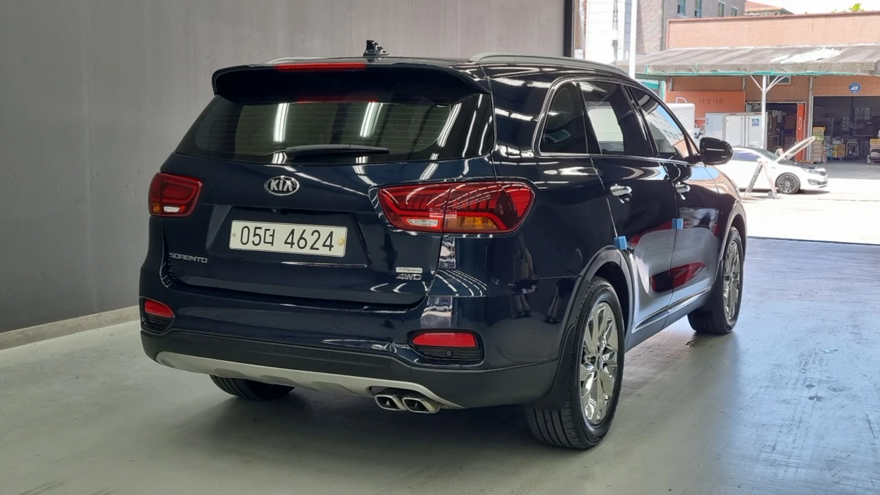 Kia Sorento 2.2 CRDI 4WD - САМО 30% АВАНС, снимка 3 - Автомобили и джипове - 56017214