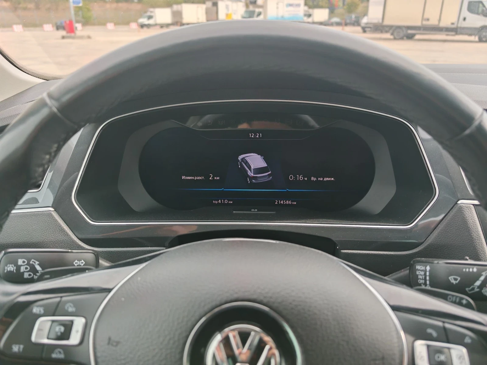 VW Tiguan 190кс 4х4 R-lineLED Дигитал, снимка 16 - Автомобили и джипове - 56267897