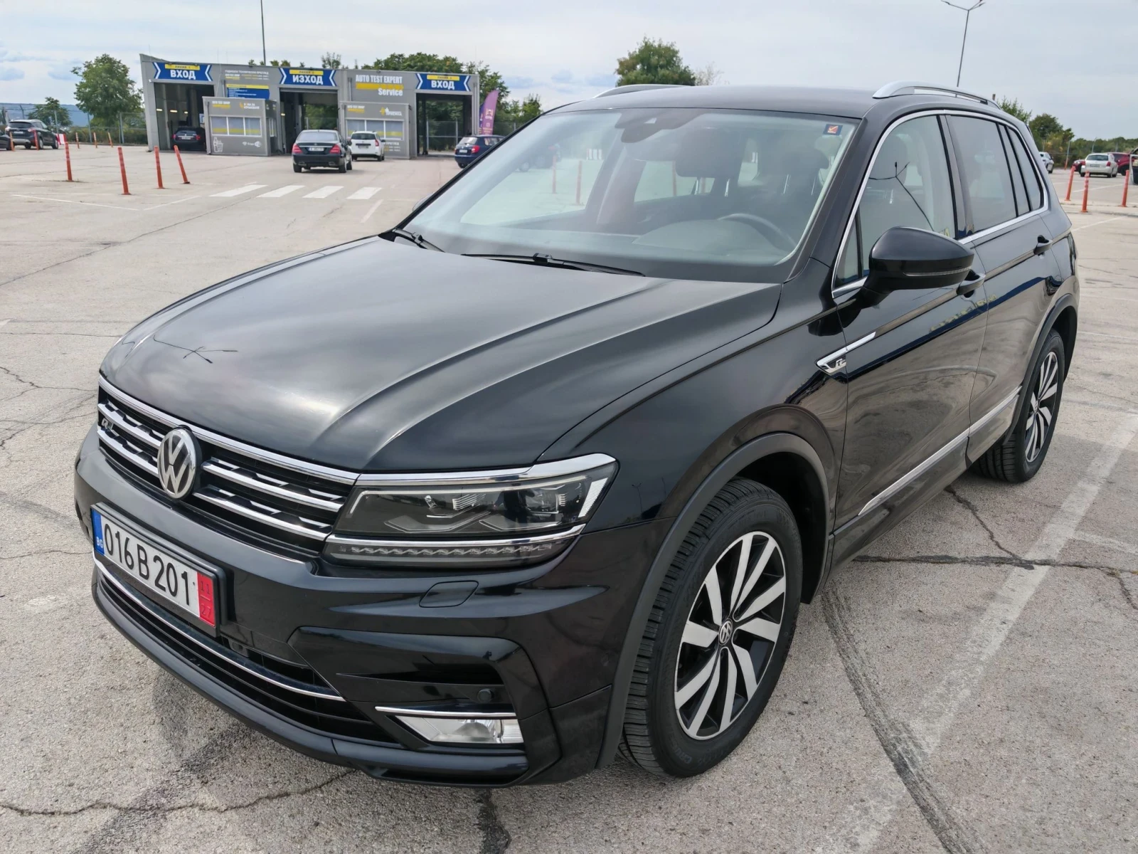 VW Tiguan 190кс 4х4 R-lineLED Дигитал, снимка 9 - Автомобили и джипове - 56267897