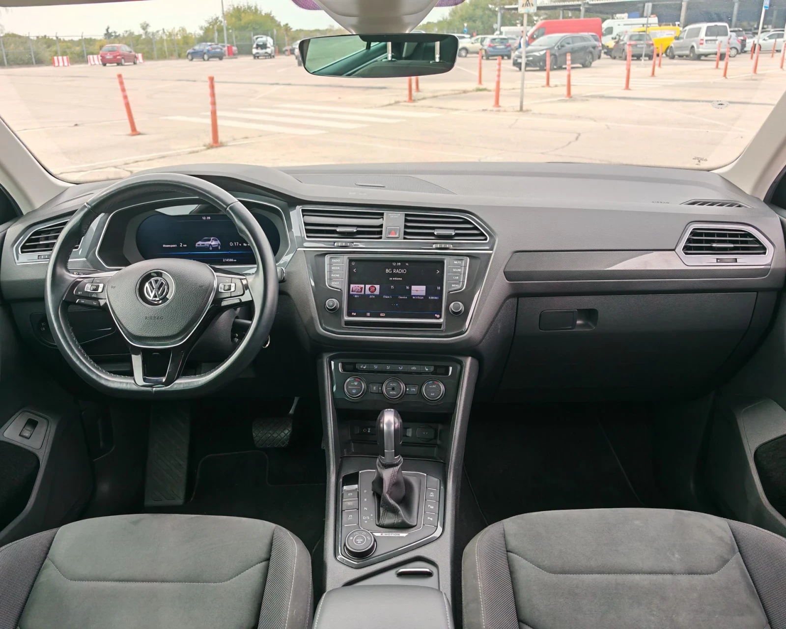 VW Tiguan 190кс 4х4 R-lineLED Дигитал, снимка 11 - Автомобили и джипове - 56267897