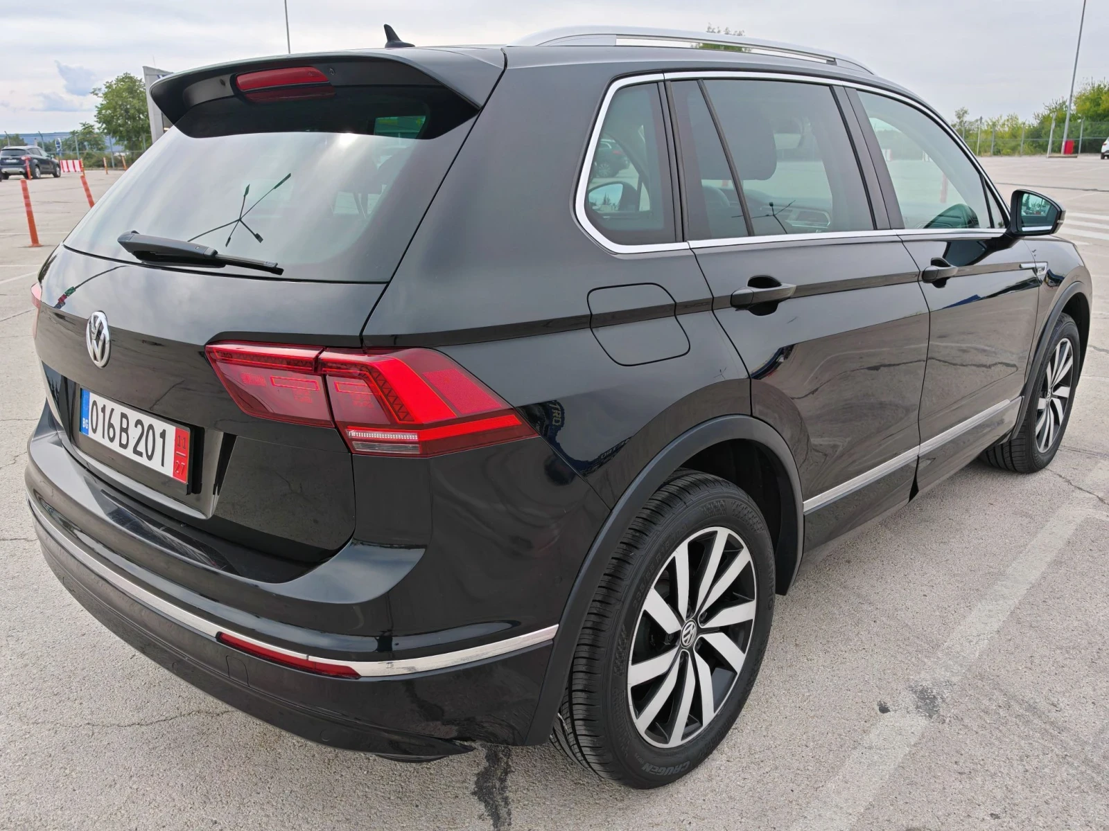VW Tiguan 190кс 4х4 R-lineLED Дигитал, снимка 6 - Автомобили и джипове - 56267897