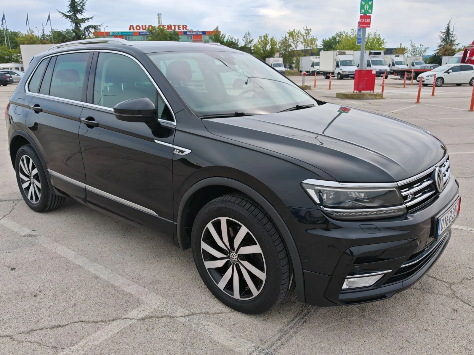 VW Tiguan 190кс 4х4 R-lineLED Дигитал, снимка 7 - Автомобили и джипове - 56267897