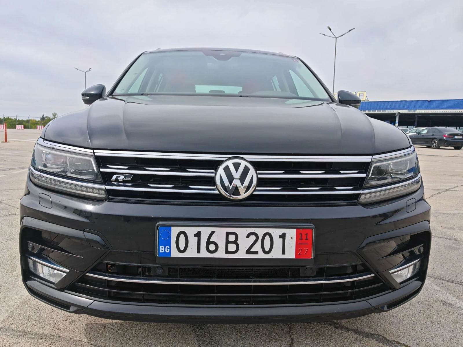 VW Tiguan 190кс 4х4 R-lineLED Дигитал, снимка 10 - Автомобили и джипове - 56267897
