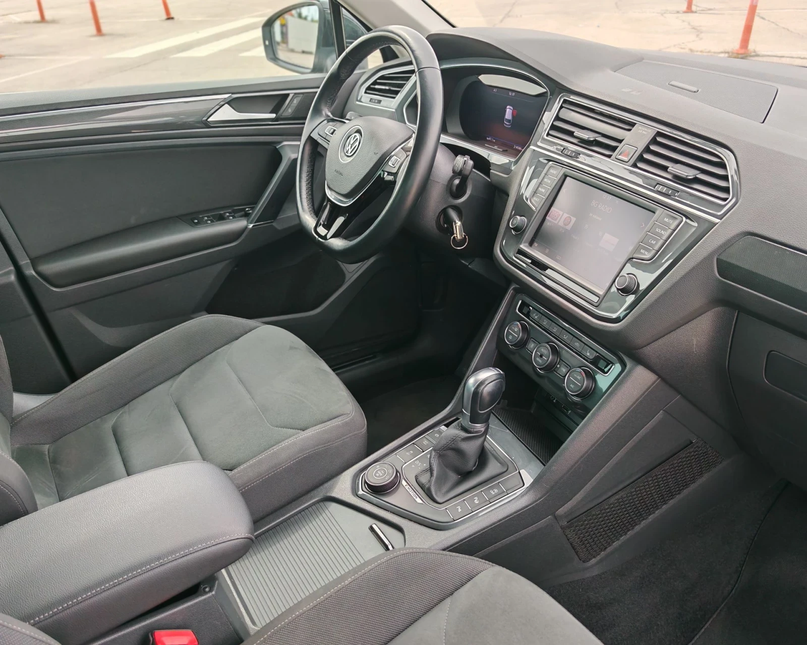 VW Tiguan 190кс 4х4 R-lineLED Дигитал, снимка 12 - Автомобили и джипове - 56267897