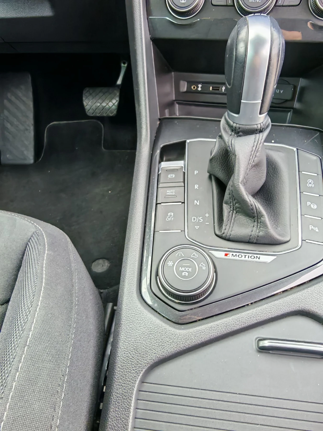 VW Tiguan 190кс 4х4 R-lineLED Дигитал, снимка 5 - Автомобили и джипове - 56267897