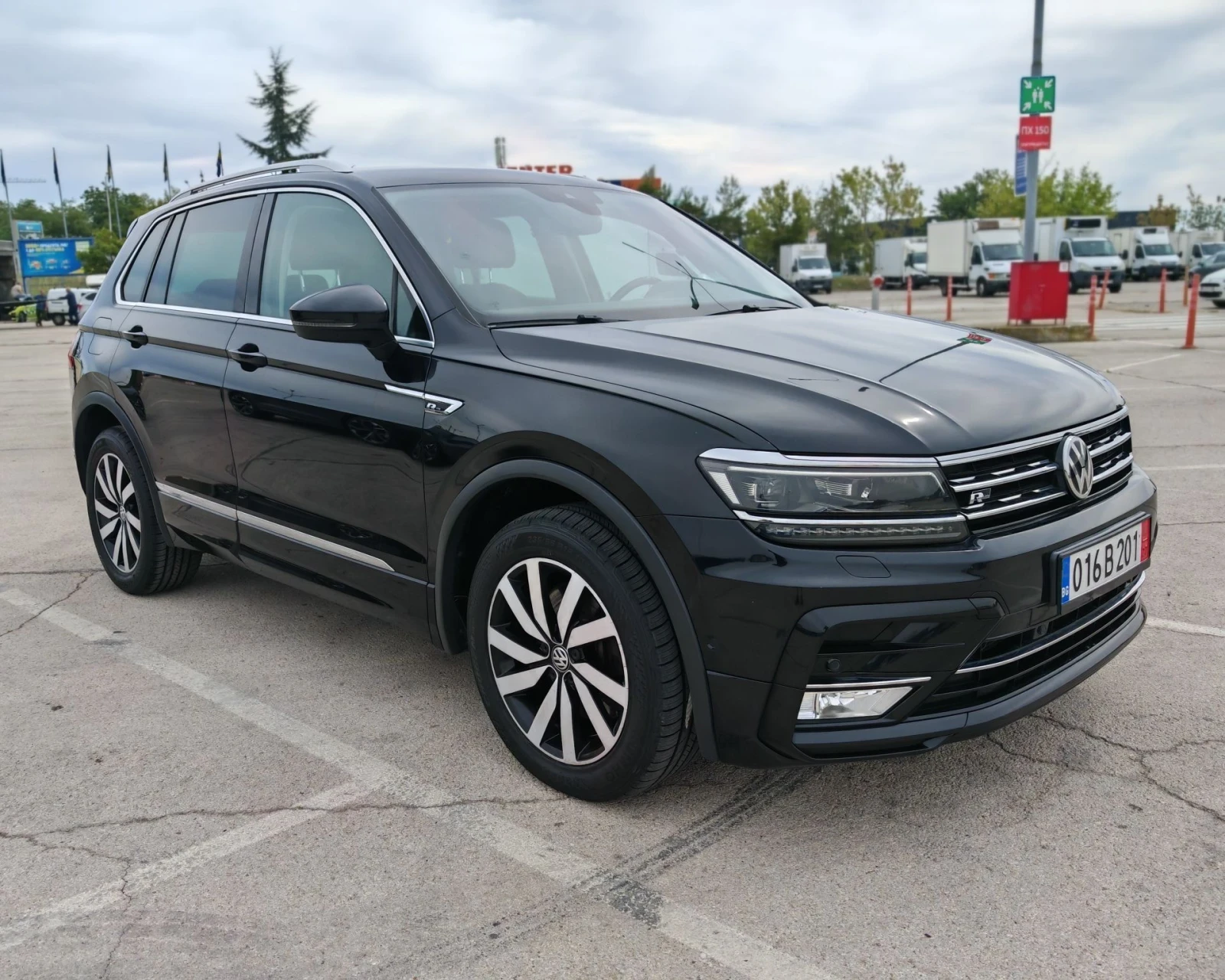 VW Tiguan 190кс 4х4 R-lineLED Дигитал, снимка 4 - Автомобили и джипове - 56267897