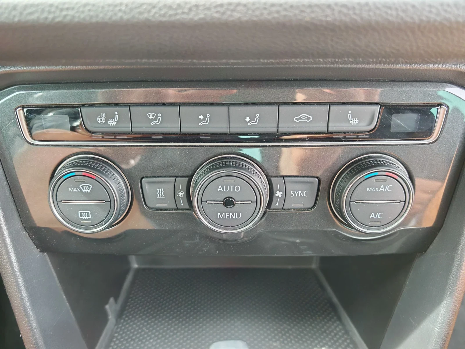 VW Tiguan 190кс 4х4 R-lineLED Дигитал, снимка 13 - Автомобили и джипове - 56267897