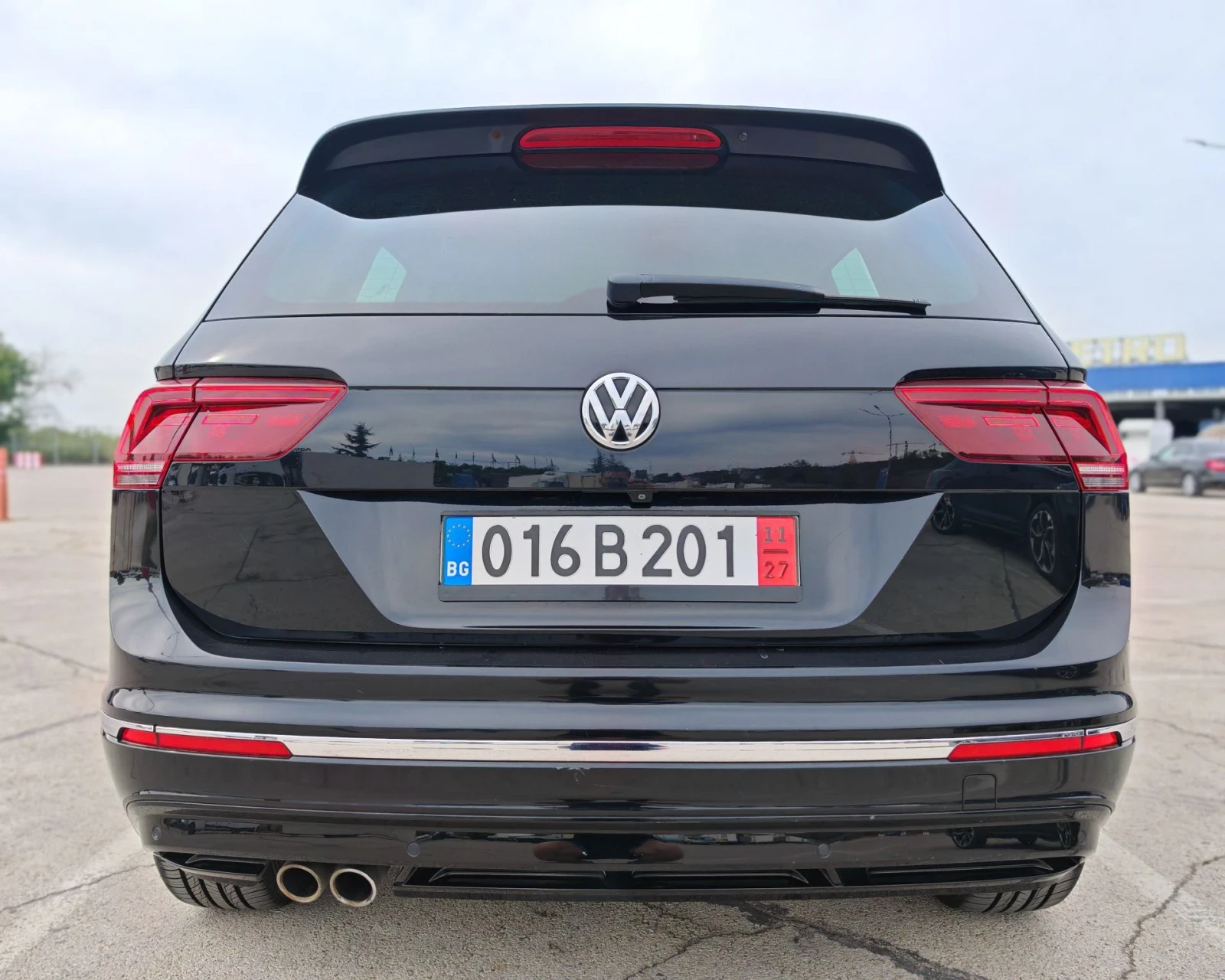 VW Tiguan 190кс 4х4 R-lineLED Дигитал, снимка 2 - Автомобили и джипове - 56267897