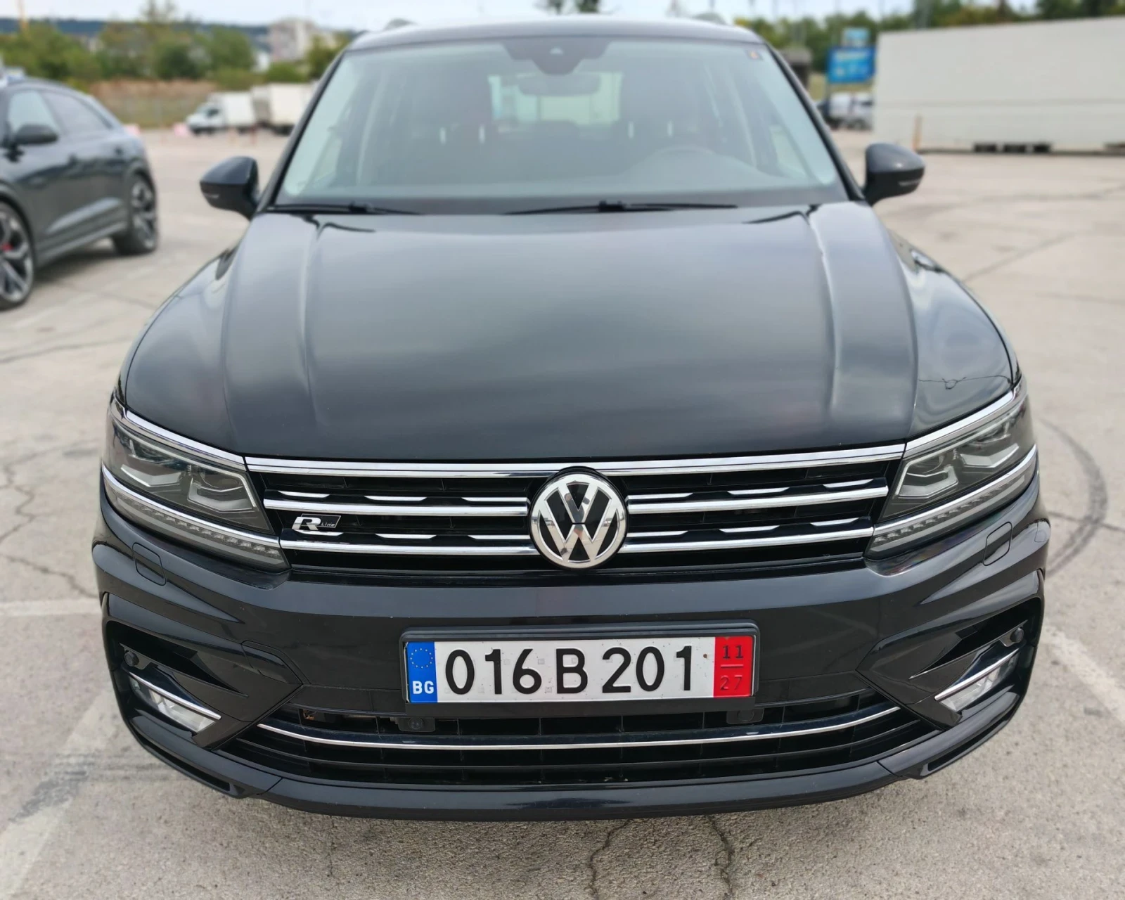 VW Tiguan 190кс 4х4 R-lineLED Дигитал, снимка 3 - Автомобили и джипове - 56267897