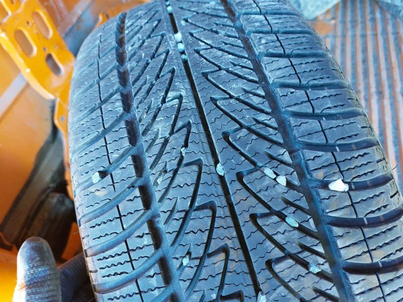 Гуми Зимни 225/40R18, снимка 2 - Гуми и джанти - 35993224