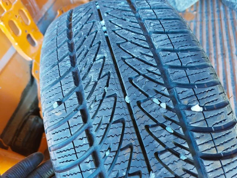 Гуми Зимни 225/40R18, снимка 3 - Гуми и джанти - 35993224