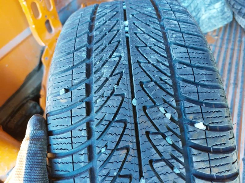 Гуми Зимни 225/40R18, снимка 1 - Гуми и джанти - 35993224