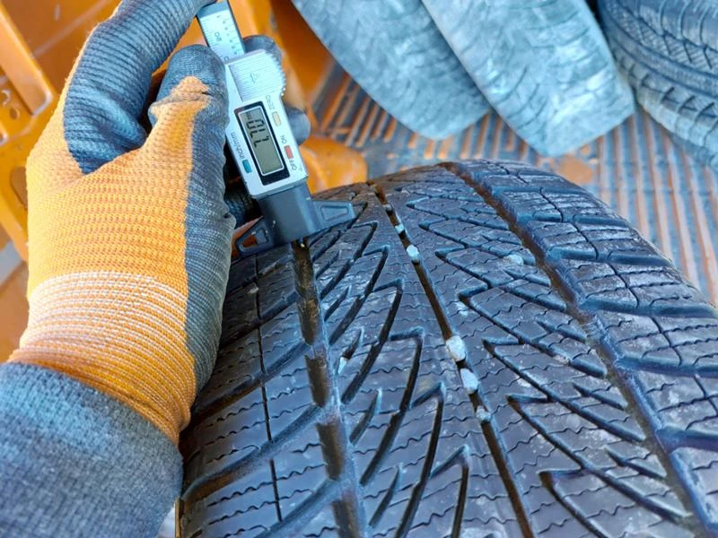 Гуми Зимни 225/40R18, снимка 4 - Гуми и джанти - 35993224