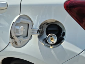 Toyota Yaris 1.3 газ климатик 6ск, снимка 16