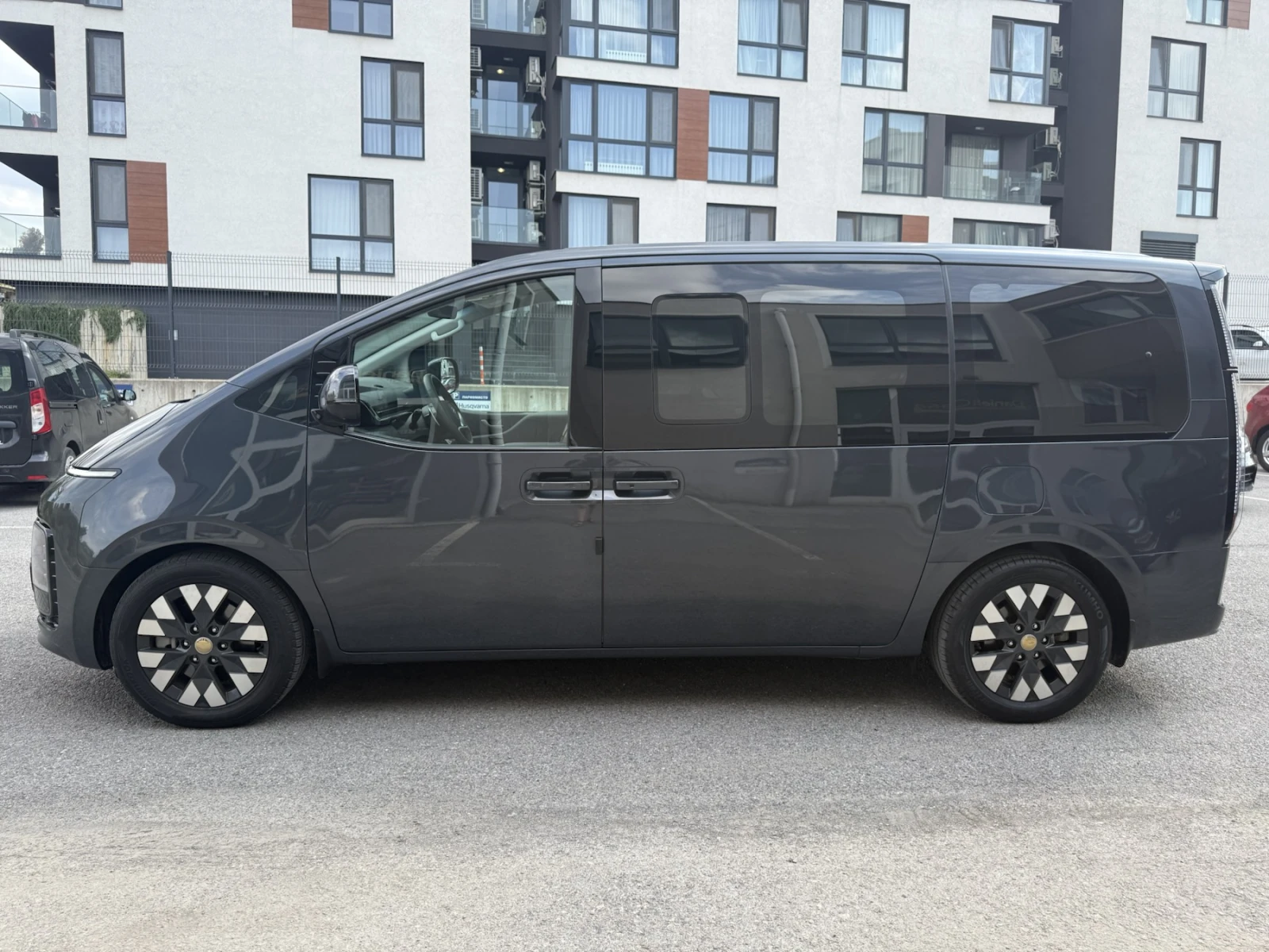 Hyundai Staria 3.5 LPG 7 - МЕСТЕН ЛИЗИНГ БЕЗ ПЪРВОНАЧАЛНА ВНОСКА - изображение 4