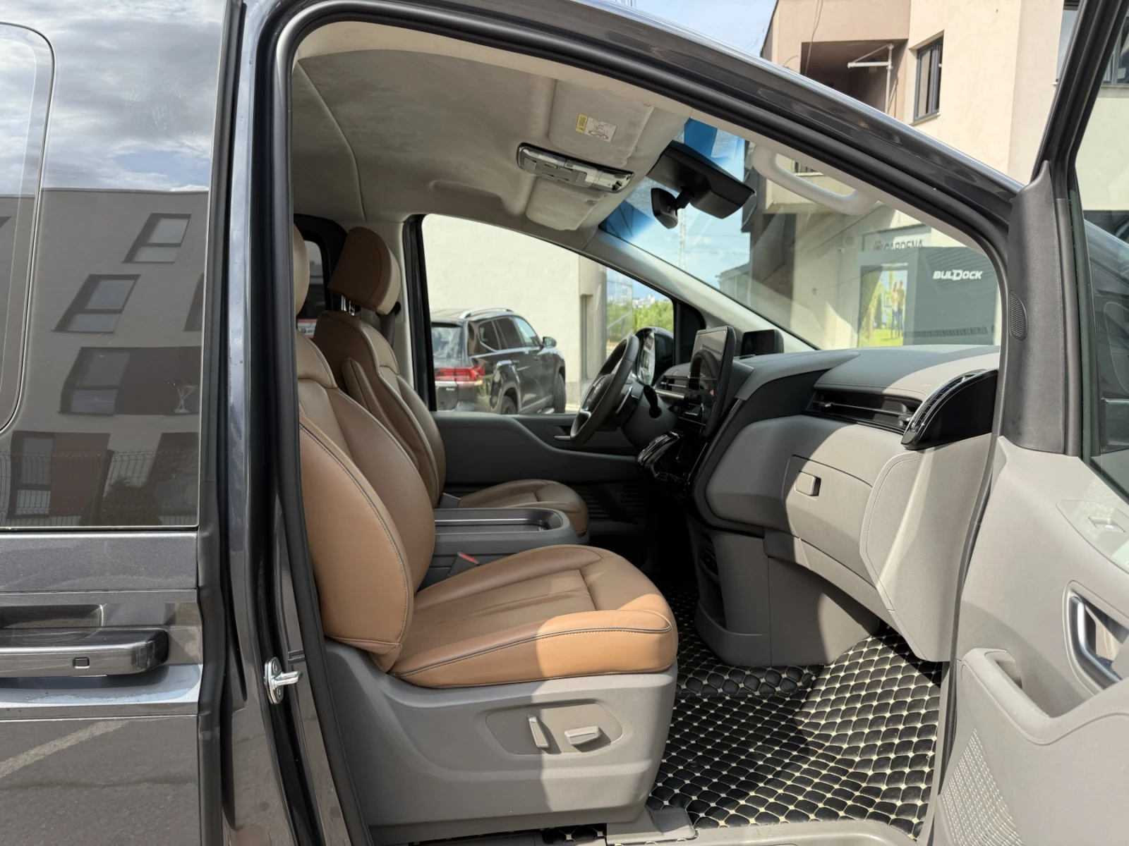 Hyundai Staria 3.5 LPG 7 -      | Mobile.bg   12