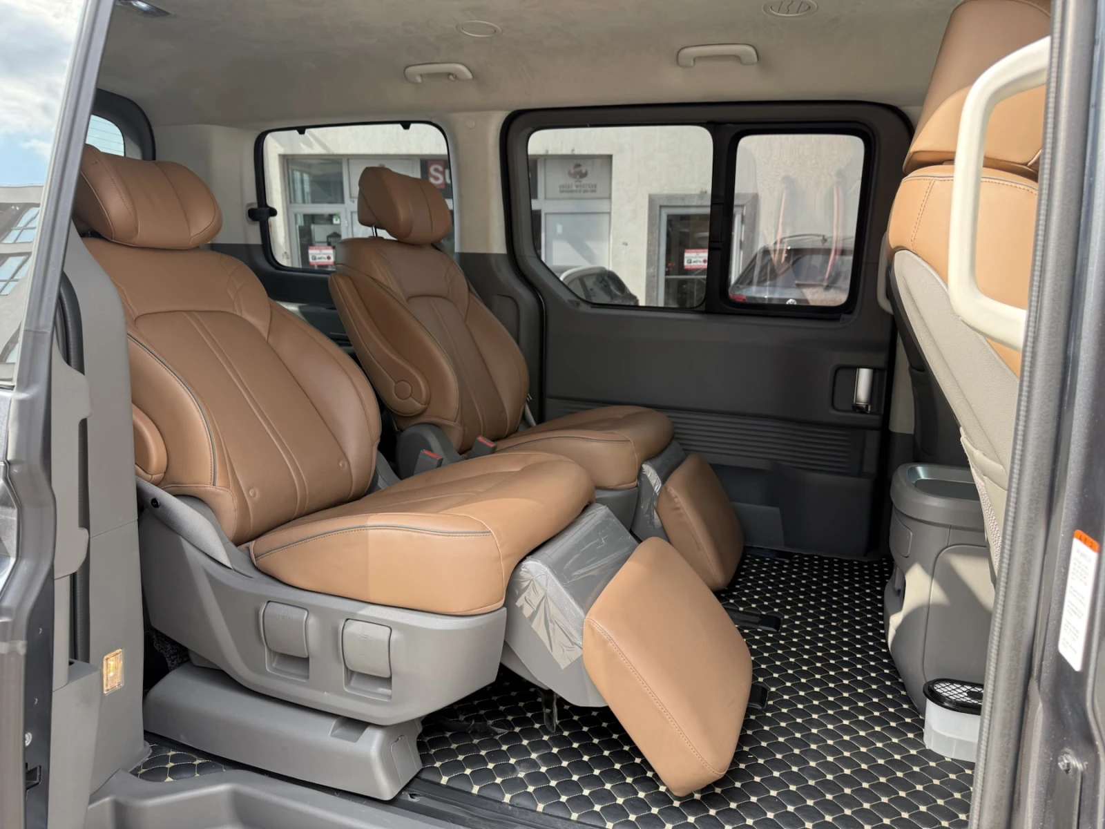 Hyundai Staria 3.5 LPG 7 -      | Mobile.bg   16