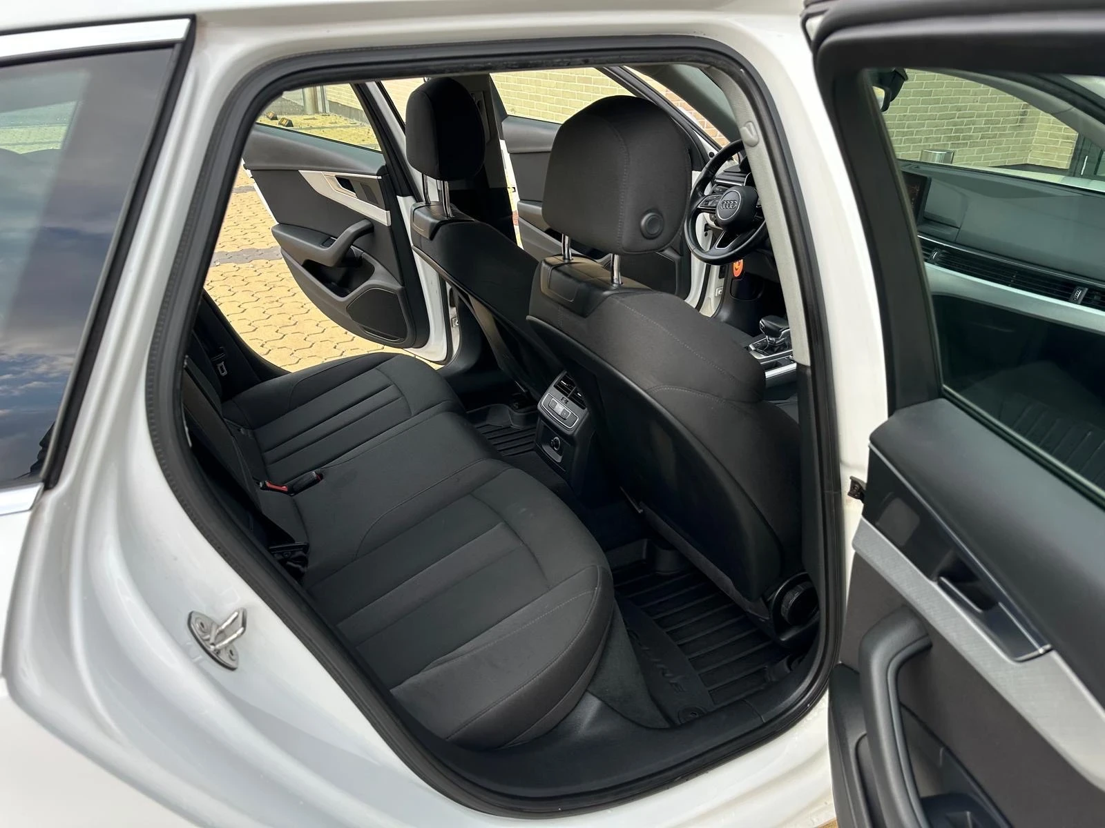 Audi A4 Avant 2.0 TDI S tronic S line edition, снимка 11 - Автомобили и джипове - 53957918