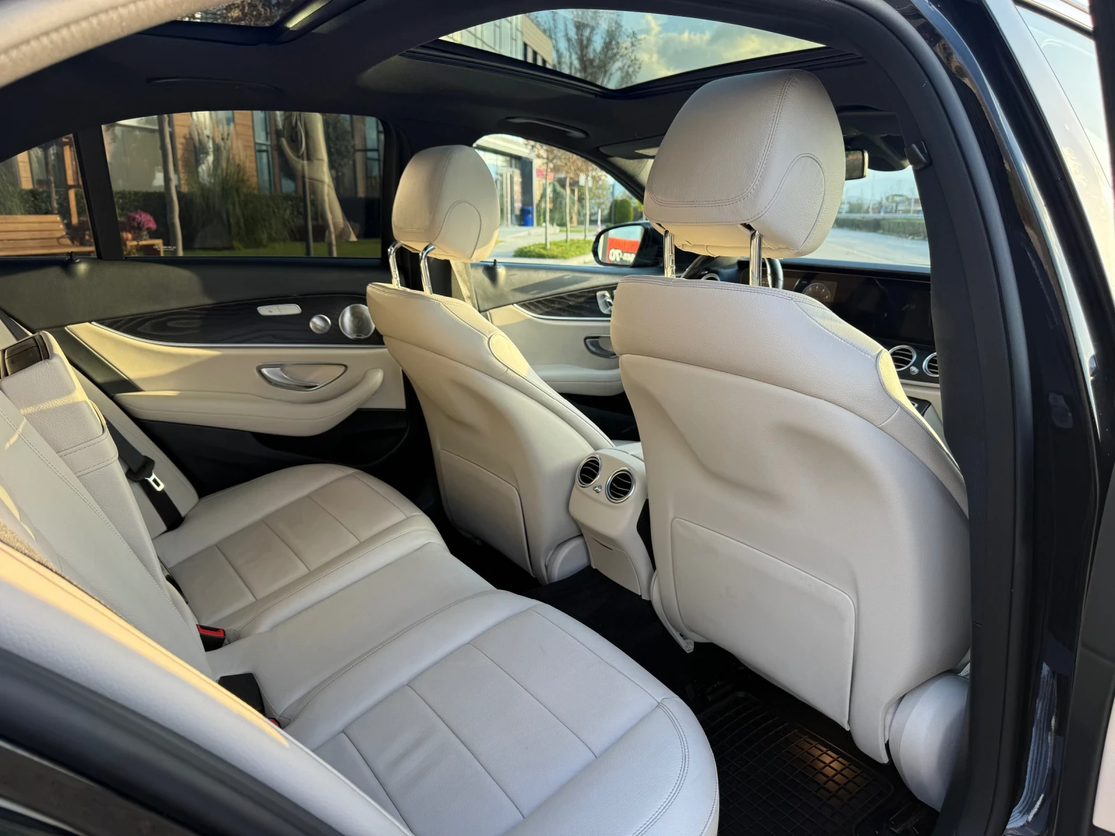 Mercedes-Benz E 400 AMG 4matic Full, снимка 9 - Автомобили и джипове - 54115588