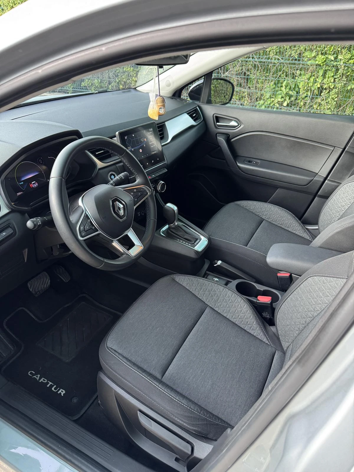 Renault Captur 1.6 / E-Tech / Hybrid, снимка 10 - Автомобили и джипове - 55425917