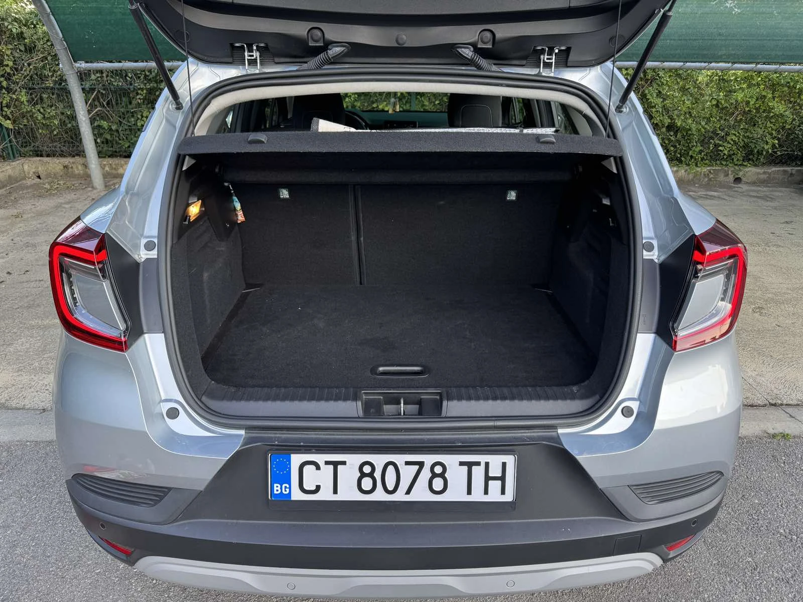 Renault Captur 1.6 / E-Tech / Hybrid, снимка 9 - Автомобили и джипове - 55425917