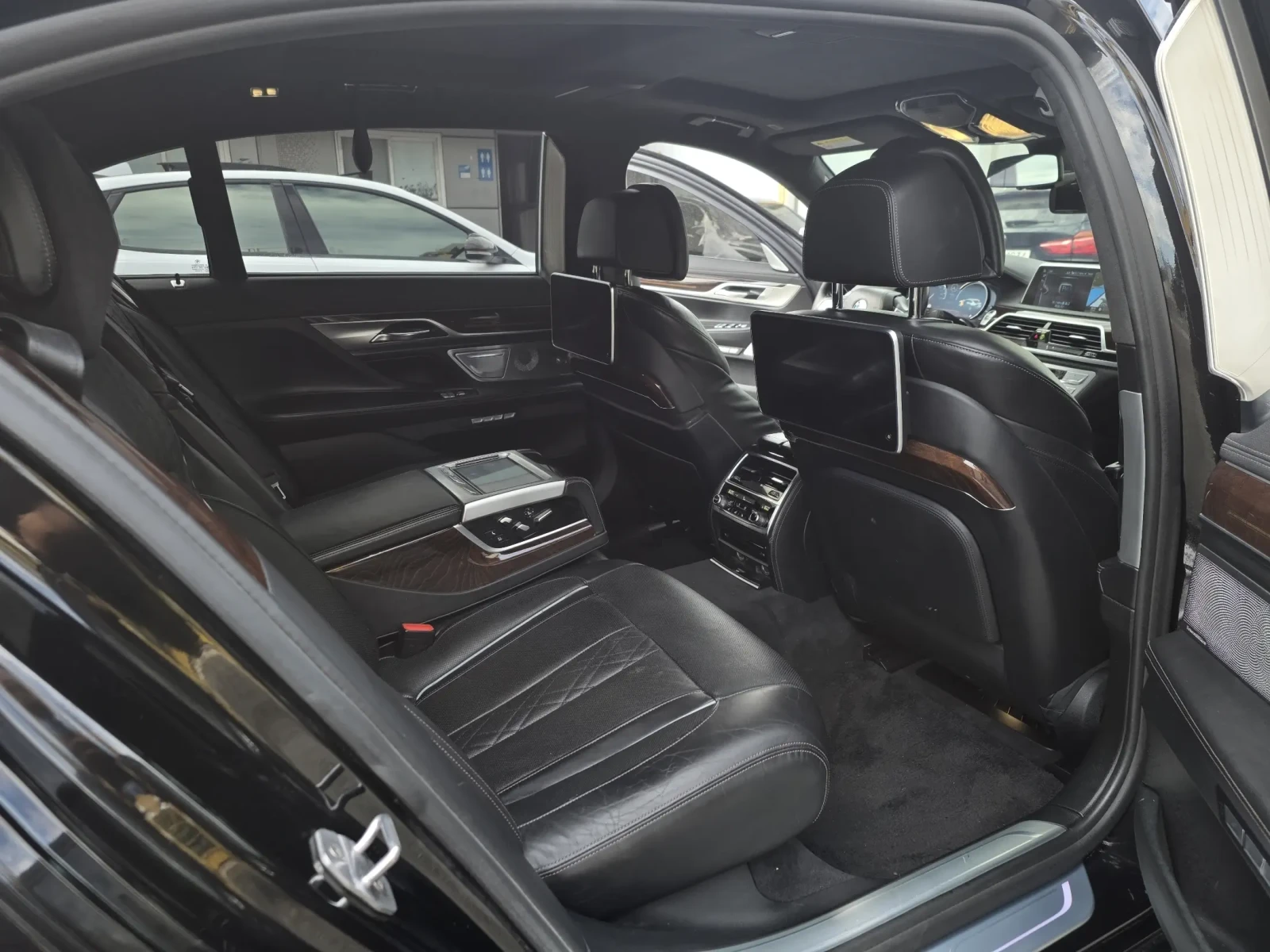 BMW 750 LI XDRIVE TV-EKРАНИ * КРАЙНА ЦЕНА* FIRST CLASS, снимка 13 - Автомобили и джипове - 56330533
