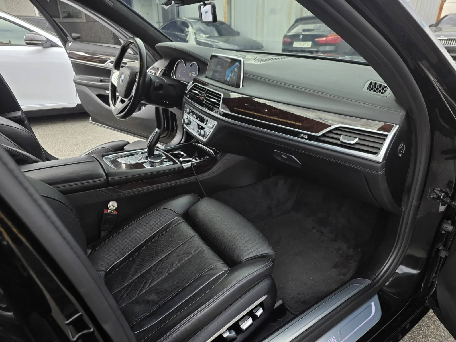 BMW 750 LI XDRIVE TV-EKРАНИ * КРАЙНА ЦЕНА* FIRST CLASS, снимка 8 - Автомобили и джипове - 56330533