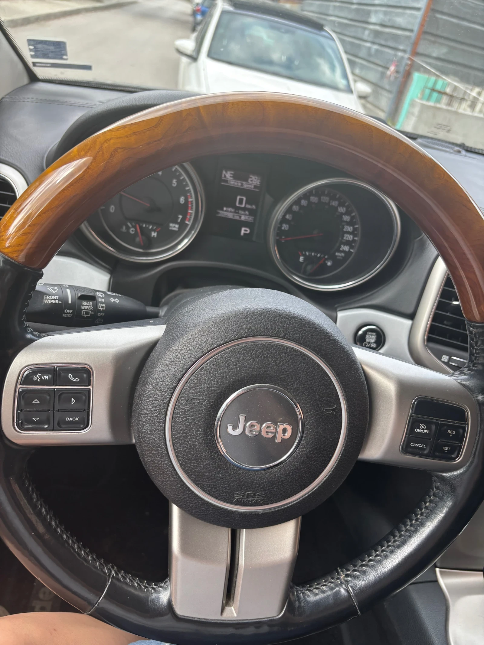 Jeep Grand cherokee 5.7 HEMI, снимка 8 - Автомобили и джипове - 54825875