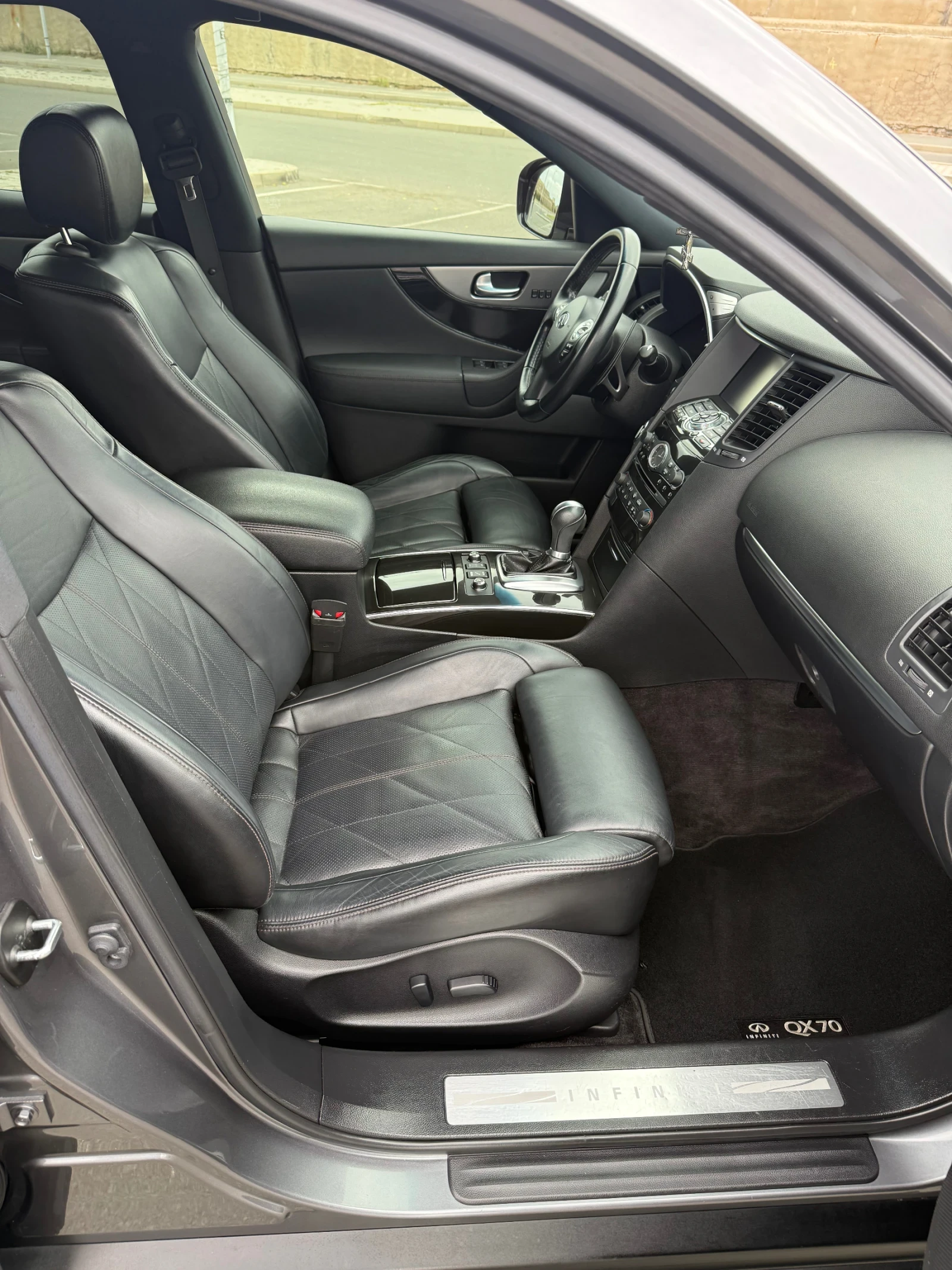Infiniti QX70 S 3.7 ГАЗ VITOSHA AUTO, снимка 7 - Автомобили и джипове - 56380363
