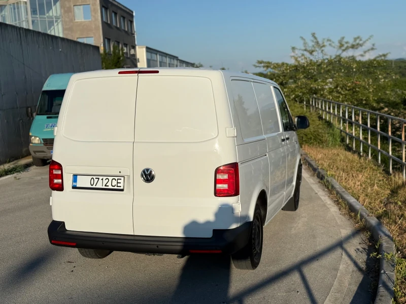 VW Transporter Обслужен/DSG 7 скорости/Чисто нови гуми!!!, снимка 5 - Бусове и автобуси - 50246254