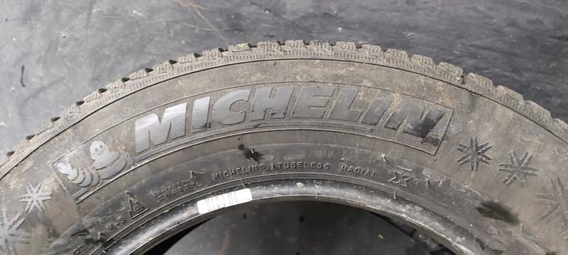 Гуми Зимни 215/65R16, снимка 4 - Гуми и джанти - 35607868